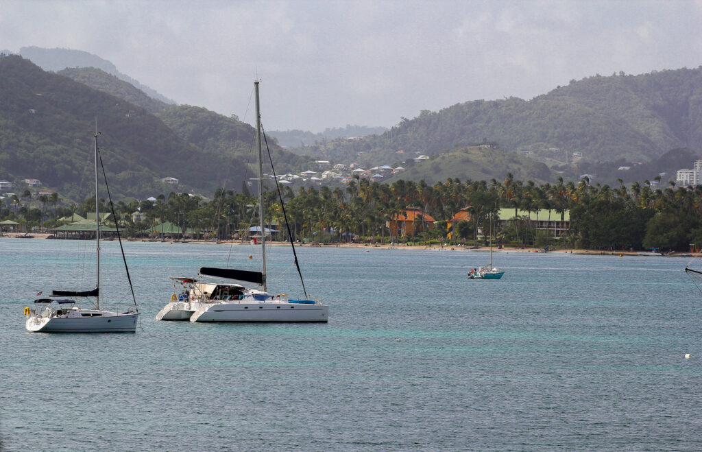 la pointe du marin ou mouillent plusieurs voiliers en face de l une des plus belles plages de martinique : la pointe du marin