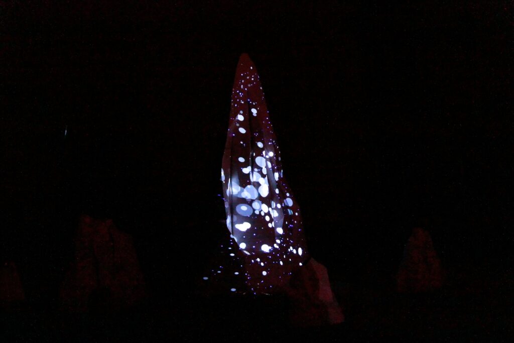 dome lumineux de glace avec des reflets lumineuses blancs en forme de cercles dans dans la cour d un cloitre, dans le cadre de la manifestation constellations metz 2026